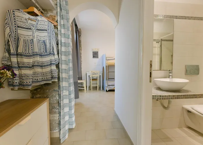 Victoria & * Mikri Vigla