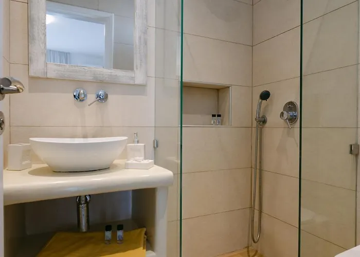 Victoria & Mikri Vigla