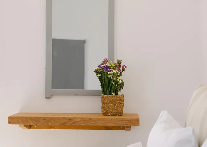 Victoria & * Mikri Vigla