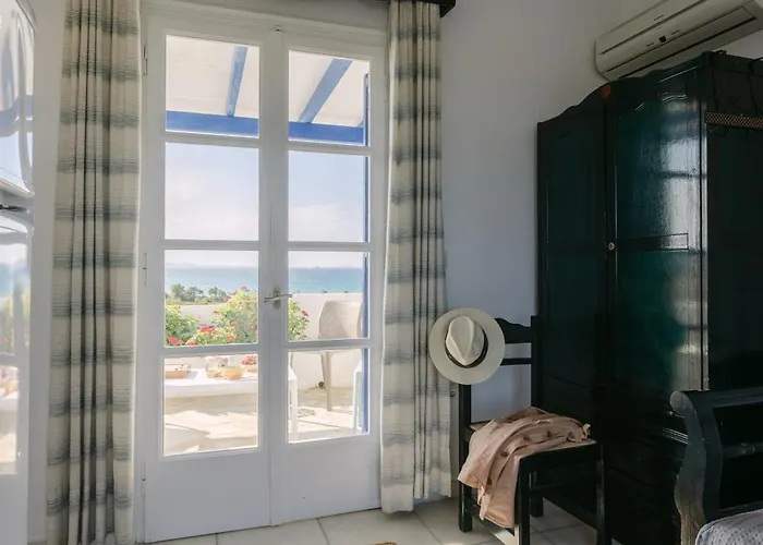 Victoria & Mikri Vigla